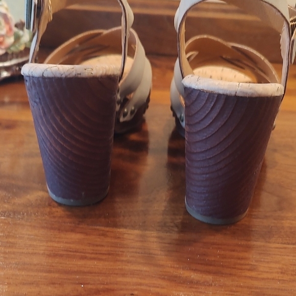 Elegant Cream Wedge Sandals - Picture 3 of 7